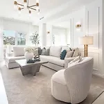 Luxurious With Community Pool & Balcony In Puerto Banus マルベーリャ