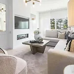 Luxurious With Community Pool & Balcony In Puerto Banus アパート