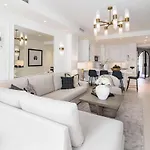 Luxurious With Community Pool & Balcony In Puerto Banus * マルベーリャ