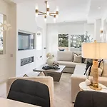 Luxurious With Community Pool & Balcony In Puerto Banus マルベーリャ