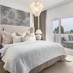 Luxurious With Community Pool & Balcony In Puerto Banus * マルベーリャ