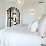 Luxurious With Community Pool & Balcony In Puerto Banus アパート *