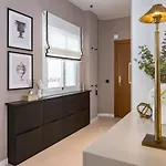Luxurious With Community Pool & Balcony In Puerto Banus マルベーリャ