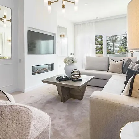 Luxurious With Community Pool & Balcony In Puerto Banus Apartmán