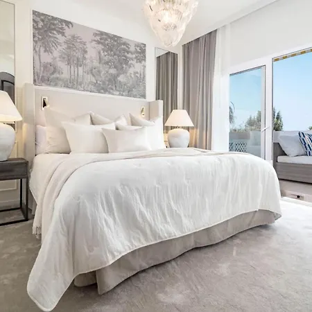 Apartmán Luxurious With Community Pool & Balcony In Puerto Banus