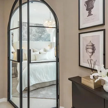 Apartmán Luxurious With Community Pool & Balcony In Puerto Banus *