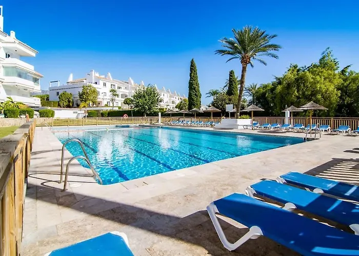 Luxurious With Community Pool & Balcony In Puerto Banus Marbella