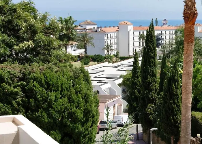 Luxurious With Community Pool & Balcony In Puerto Banus Apartment