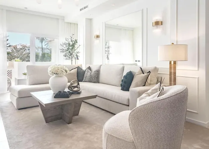 Luxurious With Community Pool & Balcony In Puerto Banus Marbella