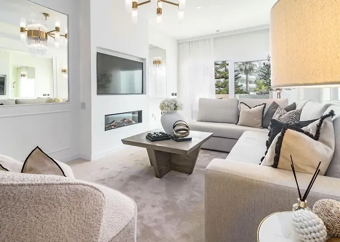 Luxurious With Community Pool & Balcony In Puerto Banus Apartment