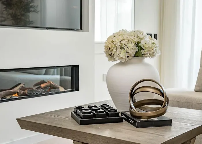 Luxurious With Community Pool & Balcony In Puerto Banus Apartment
