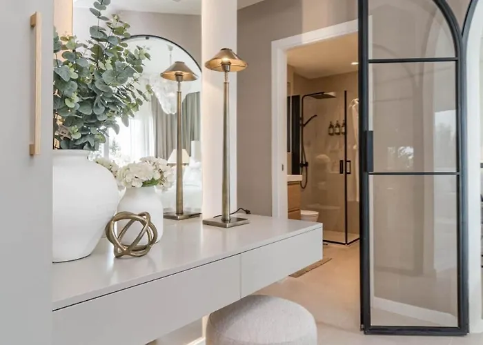 Apartment Luxurious With Community Pool & Balcony In Puerto Banus *