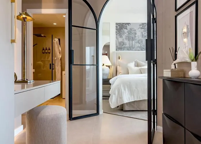 Apartment Luxurious With Community Pool & Balcony In Puerto Banus Marbella