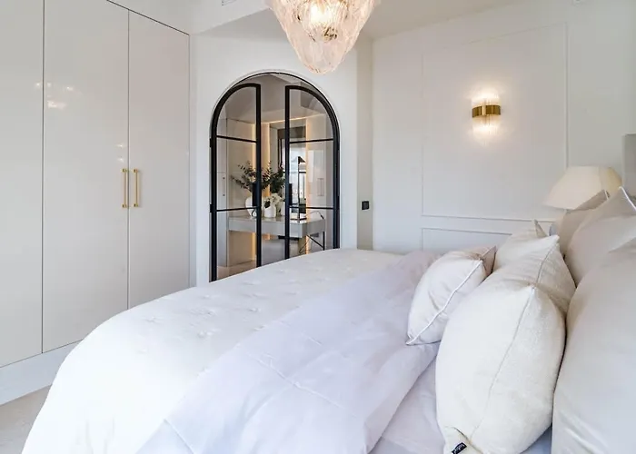 Luxurious With Community Pool & Balcony In Puerto Banus Apartment *