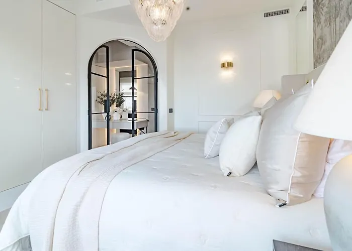 Luxurious With Community Pool & Balcony In Puerto Banus Apartment *