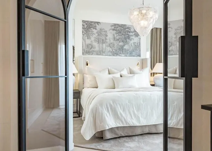 Apartment Luxurious With Community Pool & Balcony In Puerto Banus Marbella