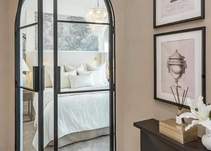 Apartment Luxurious With Community Pool & Balcony In Puerto Banus *