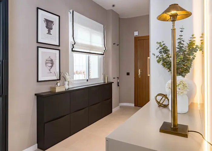 Luxurious With Community Pool & Balcony In Puerto Banus Marbella