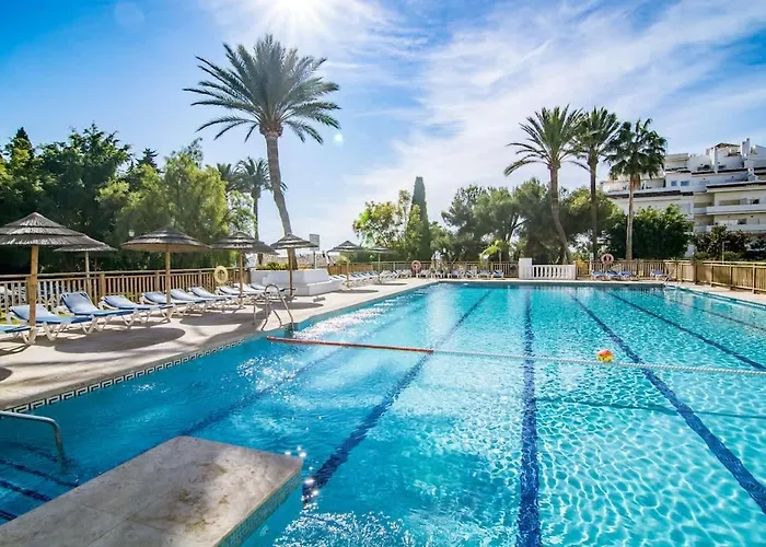Luxurious With Community Pool & Balcony In Puerto Banus Marbella